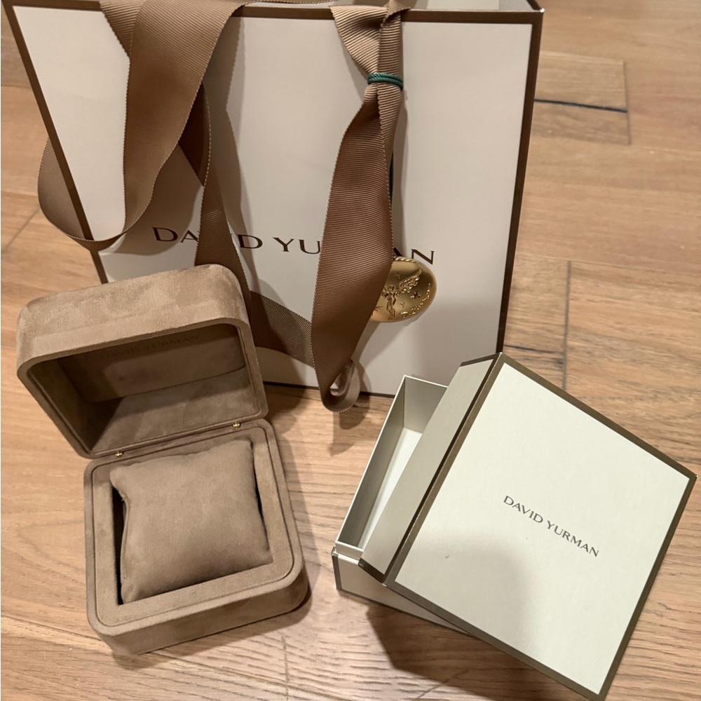 David Yurman 2025 ornament with all you see in picture